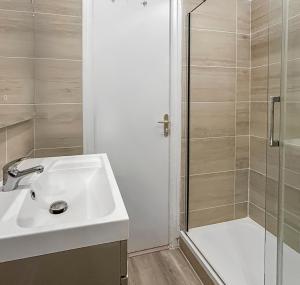 a bathroom with a sink and a shower at Confort et charme en plein Brest, vue sur la rade in Brest +25 photos