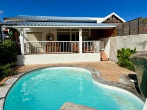 una piscina frente a una casa en Villa OCEANE, en Sainte-Marie