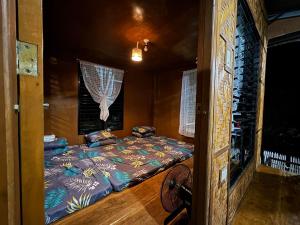 una camera da letto con un letto in una stanza di Allena - Cabin, Farm and Camp House in Alfonso Cavite ad Alfonso