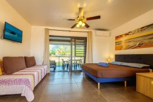 Llit o llits en una habitació de Teahupo'o Lodge Tahiti - Studio Natura - climatisé - entre mer et montagne - paddle et canoe offerts 15 fotos més