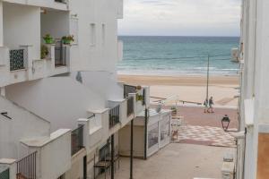 バルバテにあるCasa Melva | Primera línea con terraza, modernoのビーチの景色を望むバルコニーが備わる客室です。