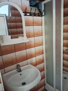 un baño con lavabo y espejo en Apartman Oaza 1, en Ulcinj