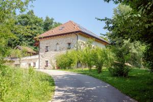 TrichianaにあるAgriturismo Fattoria Ortoalpinoの石造りの家