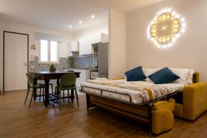 ein Wohnzimmer mit Couch und ein Esszimmer in der Unterkunft La casetta di Nina in Castellana Grotte + 20 Fotos