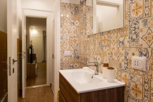 ein Badezimmer mit Waschbecken und Spiegel in der Unterkunft La casetta di Nina in Castellana Grotte