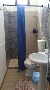 Bilik mandi di Guest House Fanusa