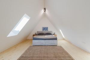 a bedroom with a bed in a attic at Stilvolles Wohnen am Ziegeltor - Für Gruppen, Pärchen und Singles in Amberg