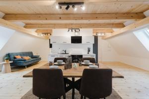 a kitchen and living room with a table and chairs at Stilvolles Wohnen am Ziegeltor - Für Gruppen, Pärchen und Singles in Amberg +22 photos