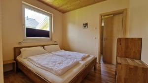 a bed in a room with a window at Ferienhaus Seestern in Altefähr