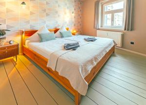 Postel nebo postele na pokoji v ubytování Ferienwohnung Gustav Kaiser Apartment - 60qm Design Fewo Zittauer Gebirge - Unterkunft in historischer Altstadt im Dreiländereck