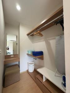 un baño con lavabo y espejo en Cozy 1 bedroom in prime Bangtao, en Bang Tao Beach