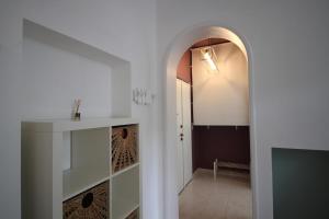 a hallway with an archway leading into a room at Appartamento La Gemma in Parma