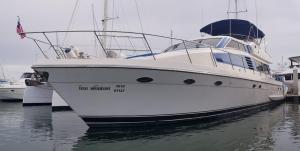 un barco blanco está atracado en el agua en Yacht Charter Pattaya Ocean Marina Resort, en Na Jomtien