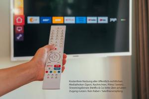 TV a/nebo společenská místnost v ubytování Ferienwohnung Gustav Kaiser Apartment - 60qm Design Fewo Zittauer Gebirge - Unterkunft in historischer Altstadt im Dreiländereck