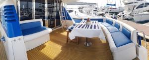 Un barco con una mesa y sillas azules en un barco. en Yacht Charter Pattaya Ocean Marina Resort, en Na Jomtien 68 fotos más