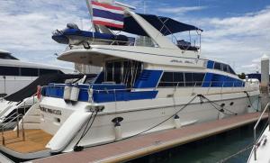 Un barco está atracado en un muelle en el agua. en Yacht Charter Pattaya Ocean Marina Resort, en Na Jomtien