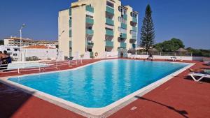 a large swimming pool in front of a building at Parque das Amendoeiras in Vilamoura
