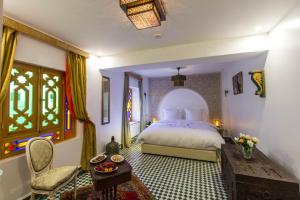 Postel nebo postele na pokoji v ubytování Riad Amor - Suite & Spa