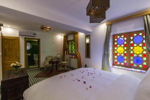 Postel nebo postele na pokoji v ubytování Riad Amor - Suite & Spa