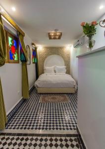 Postel nebo postele na pokoji v ubytování Riad Amor - Suite & Spa