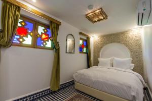 Postel nebo postele na pokoji v ubytování Riad Amor - Suite & Spa