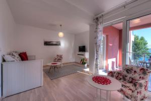 TV a/nebo společenská místnost v ubytování Apartments Delfin