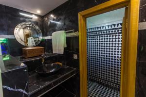 Koupelna v ubytování Riad Amor - Suite & Spa