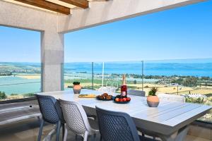 Φωτογραφία από το άλμπουμ του Yalarent C Kinneret Amazing Apartments σε Migdal +44 φωτογραφίες