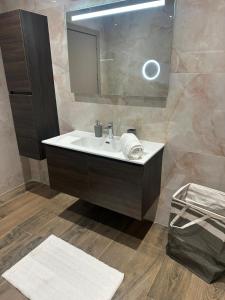 Ένα μπάνιο στο One Bedroom in New Apt Mellieha- Orange Room 1 +2 φωτογραφίες