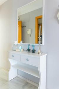 ein Badezimmer mit einer weißen Kommode und einem Spiegel in der Unterkunft Casa Consorcio | +Terraza y Paseo Marítimo in Barbate + 25 Fotos