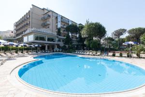 Bazén v ubytování Grand Hotel Gallia nebo v jeho okolí