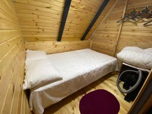 a small room with a bed in a cabin at Opera Bungalov 2 in Ordu