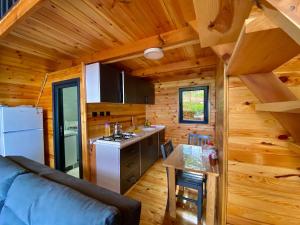 a kitchen and living room in a log cabin at Opera Bungalov 2 in Ordu