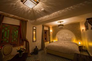 Postel nebo postele na pokoji v ubytování Riad Amor - Suite & Spa