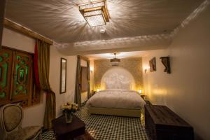 Postel nebo postele na pokoji v ubytování Riad Amor - Suite & Spa