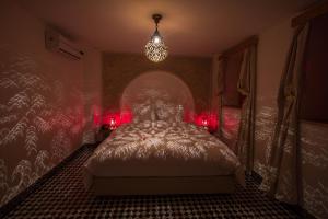 Postel nebo postele na pokoji v ubytování Riad Amor - Suite & Spa