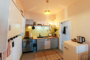 Kuchyň nebo kuchyňský kout v ubytování Ferienwohnung Gustav Kaiser Apartment - 60qm Design Fewo Zittauer Gebirge - Unterkunft in historischer Altstadt im Dreiländereck