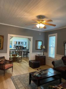 sala de estar con ventilador de techo y mesa en Southern Comfort, en Tallahassee