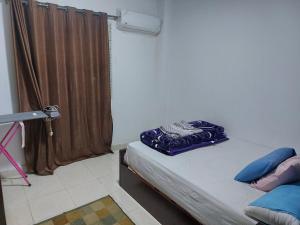 ein Schlafzimmer mit einem Bett mit einem Vorhang und einem Fenster in der Unterkunft شقة مفروشة للإيجار اليومي في كمبوند جاردينيا سيتي in Kairo + 4 Fotos