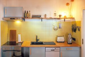 Kuchyň nebo kuchyňský kout v ubytování Ferienwohnung Gustav Kaiser Apartment - 60qm Design Fewo Zittauer Gebirge - Unterkunft in historischer Altstadt im Dreiländereck