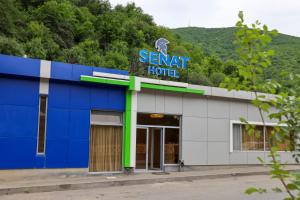 Nespecifikovaný výhled na hory nebo výhled na hory při pohledu z hotelu
