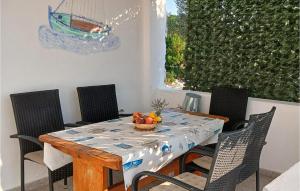 een tafel met stoelen en een fruitschaal erop bij Amazing Home In Zizanj With Wifi in Otok Zizanj
