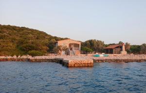 een huis aan de oever van een waterlichaam bij Amazing Home In Zizanj With Wifi in Otok Zizanj +19 foto's