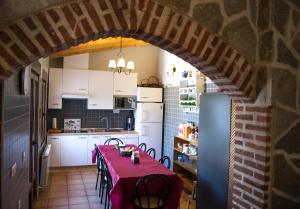 A kitchen or kitchenette at Casa Rural Duquesa De La Conquista de Ávila