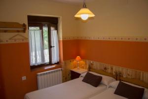A bed or beds in a room at Casa Rural Duquesa De La Conquista de Ávila