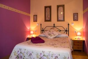 A bed or beds in a room at Casa Rural Duquesa De La Conquista de Ávila
