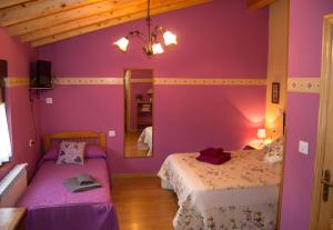 A bed or beds in a room at Casa Rural Duquesa De La Conquista de Ávila