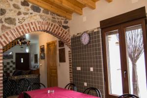 A restaurant or other place to eat at Casa Rural Duquesa De La Conquista de Ávila