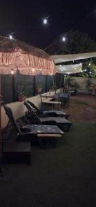 eine Reihe von Liegestühlen unter einem Sonnenschirm in der Nacht in der Unterkunft haut de Villa Fumseck climatisé in Toulon