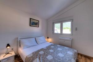 Postel nebo postele na pokoji v ubytování Apartments Delfin